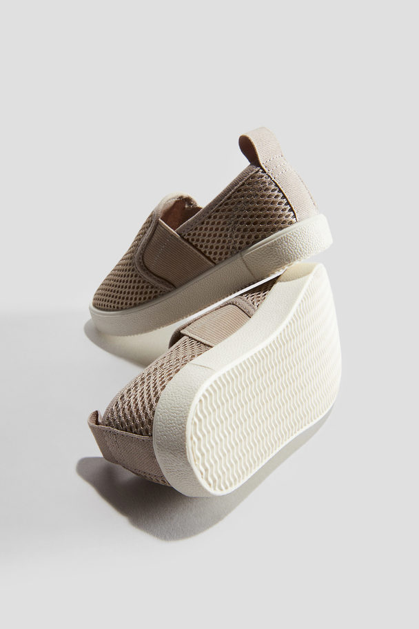 H&M Slip-on-Sneaker aus Mesh Taupe