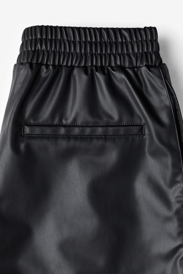 H&M Bermudashorts mit Coating Schwarz