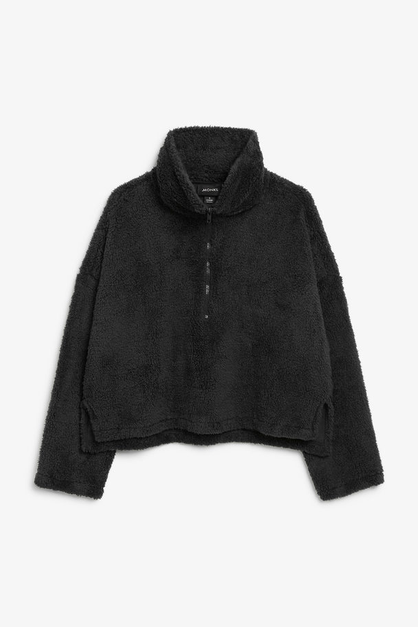 Monki Schwarzer Faux-Fleece-Pullover mit kurzem Reißverschluss Dunkles Schwarz