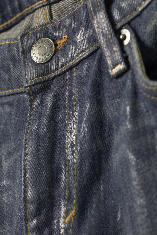 Weekday Tief sitzende beschichtete Jeans Arrow Coated Dusty Blue