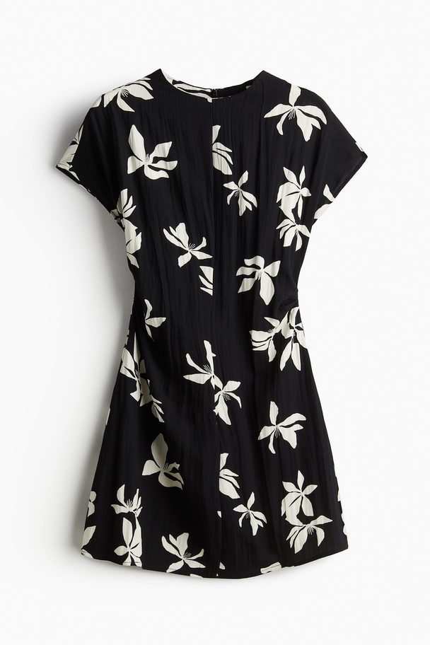 H&M Kleid mit betonter Taille Schwarz/Geblümt