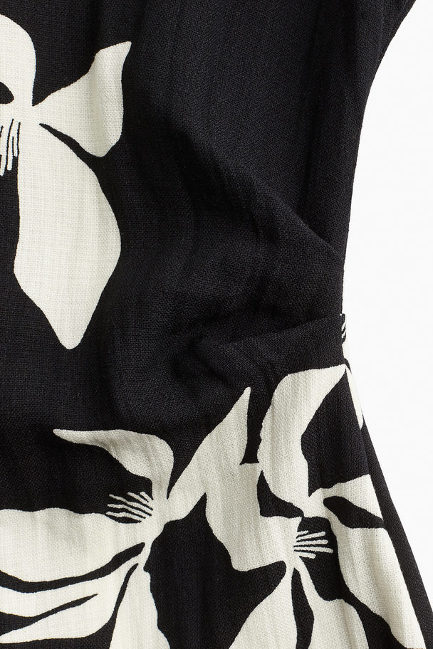 H&M Kleid mit betonter Taille Schwarz/Geblümt
