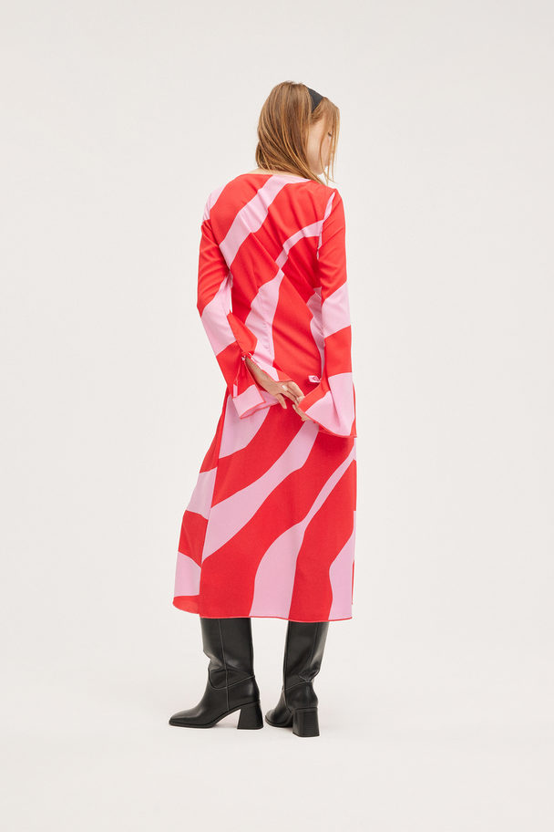 Monki Lange Bodycon-jurk Met Boothals Rode En Roze Golven