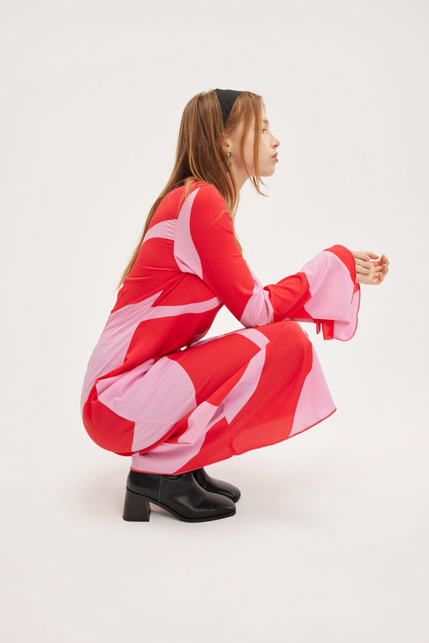 Monki Bodycon-maxikjole Med Rund Hals Røde Og Pink Bølger