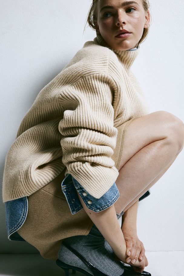 H&M Gerippter Pullover mit Turtleneck Hellbeige