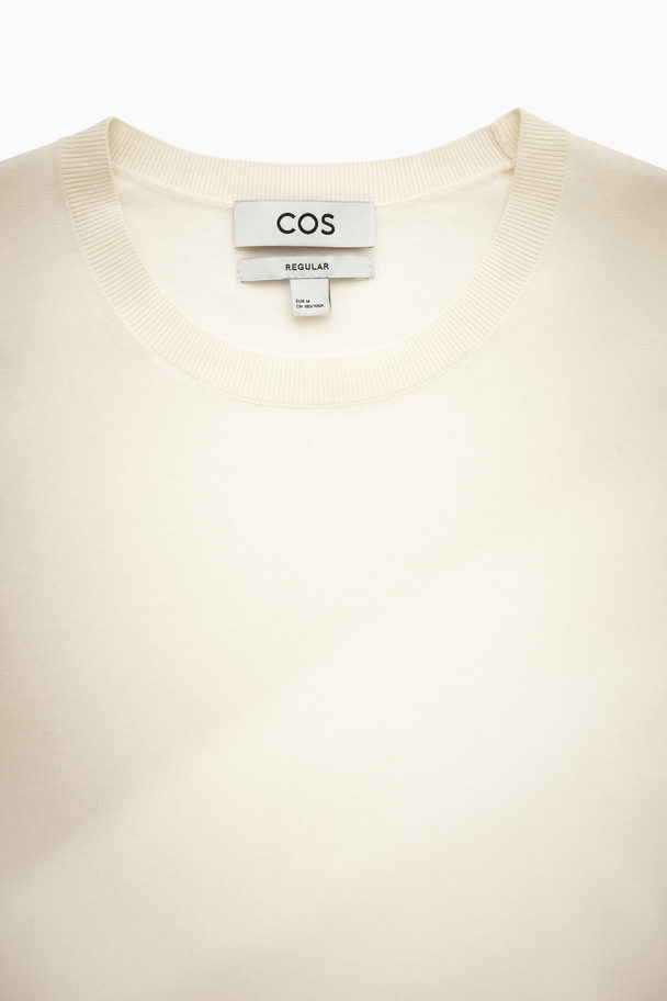 COS T-shirt I Vanlig Passform Med Stickade Manschetter Offwhite