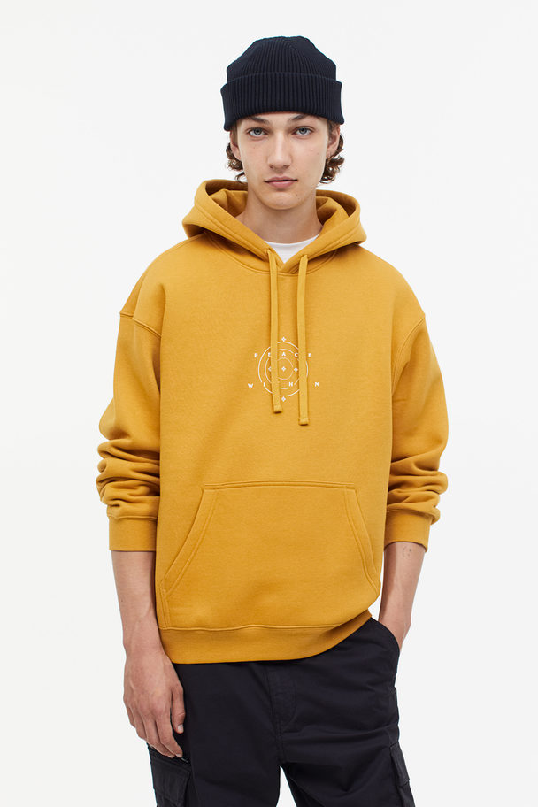 H&M Hoodie mit Print Relaxed Fit Dunkelgelb/Peace Within