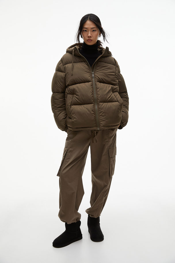 H&M Puffer Jacket mit Kapuze Dunkles Khakigrün