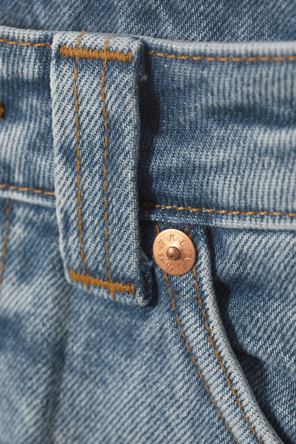 Weekday Jeans-Minirock mit Gürtel Blue Delight
