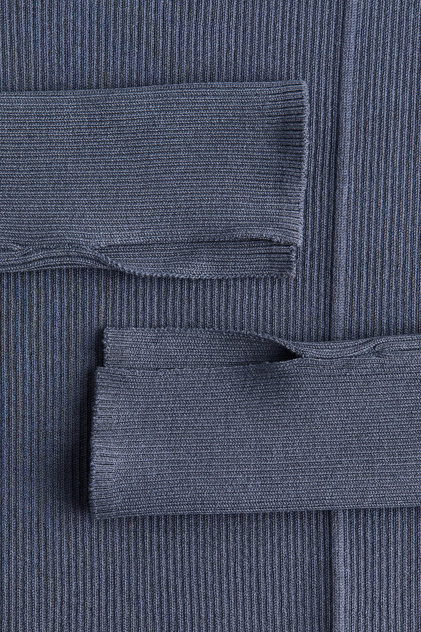 H&M Geripptes Kleid mit Karree-Ausschnitt Taubenblau