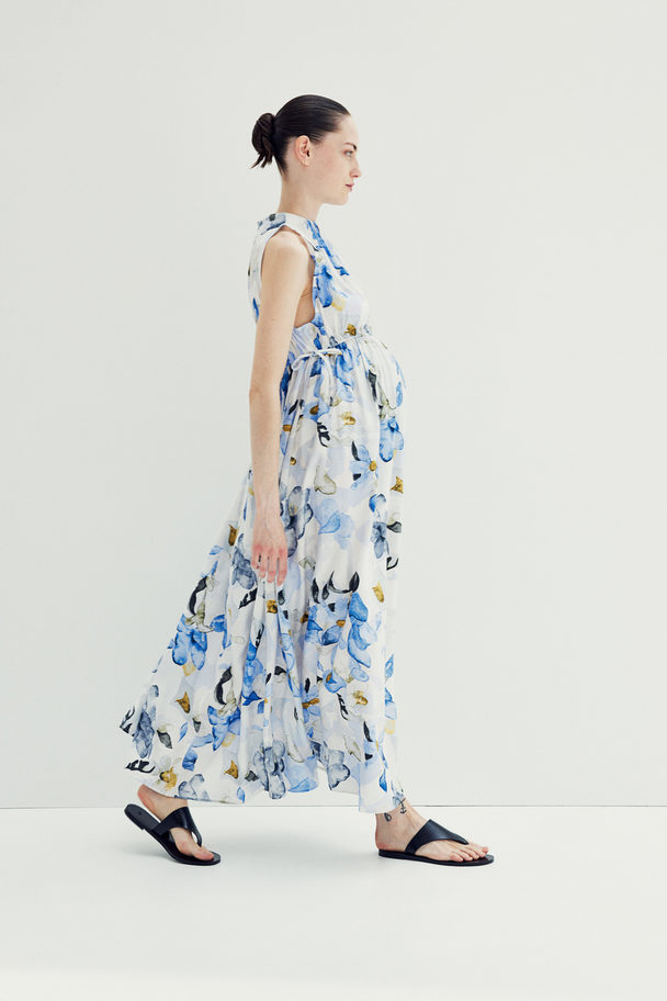 H&M MAMA Kleid mit Plisseedetails Weiß/Blau geblümt