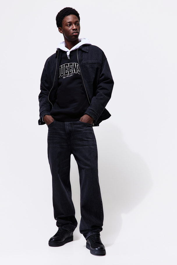 H&M Sweatshirt mit Motivstickerei in Relaxed Fit Schwarz/Queens