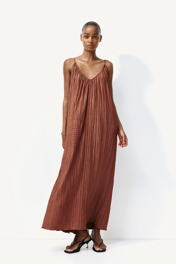 H&M Plissiertes Trägerkleid Rostbraun