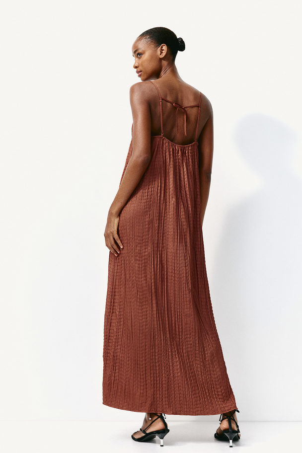 H&M Plissiertes Trägerkleid Rostbraun