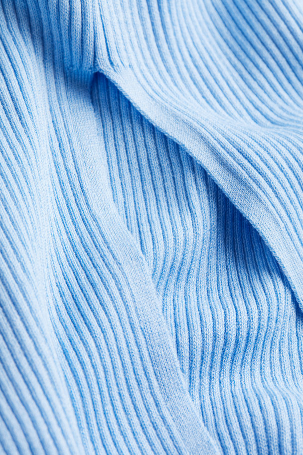 H&M Rückenfreies Kleid aus Rippstrick Hellblau