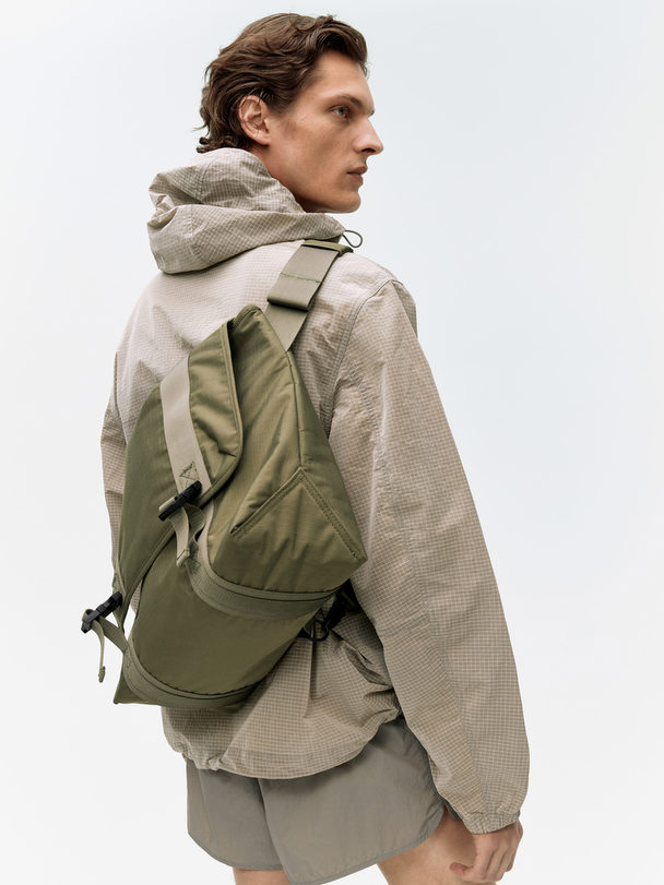 ARKET Ripstop-Kuriertasche Khaki