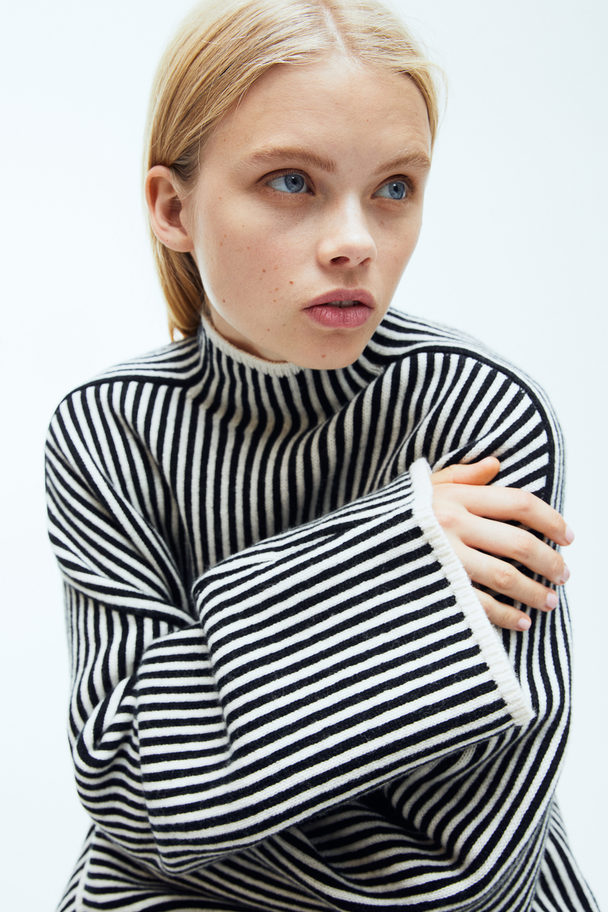 H&M Oversized Pullover mit Turtleneck Weiß/Schwarz gestreift