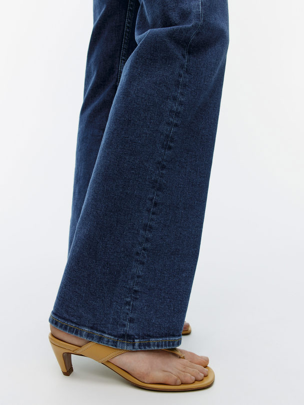 ARKET Stretch-Jeans mit ausgestellten Beinen Dunkelblau