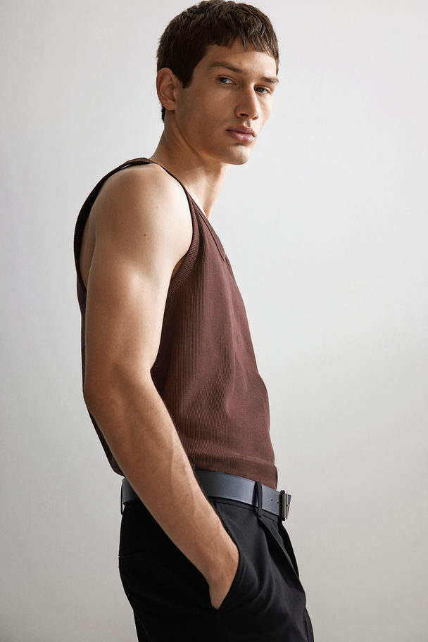 H&M Geripptes Tanktop in Slim Fit Braun