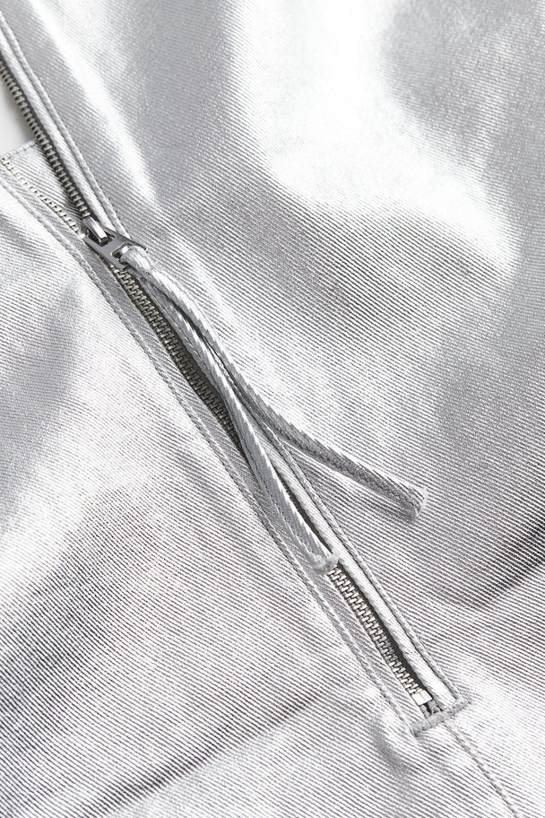 H&M Schimmerndes Metallic-Denimkleid Silberfarben