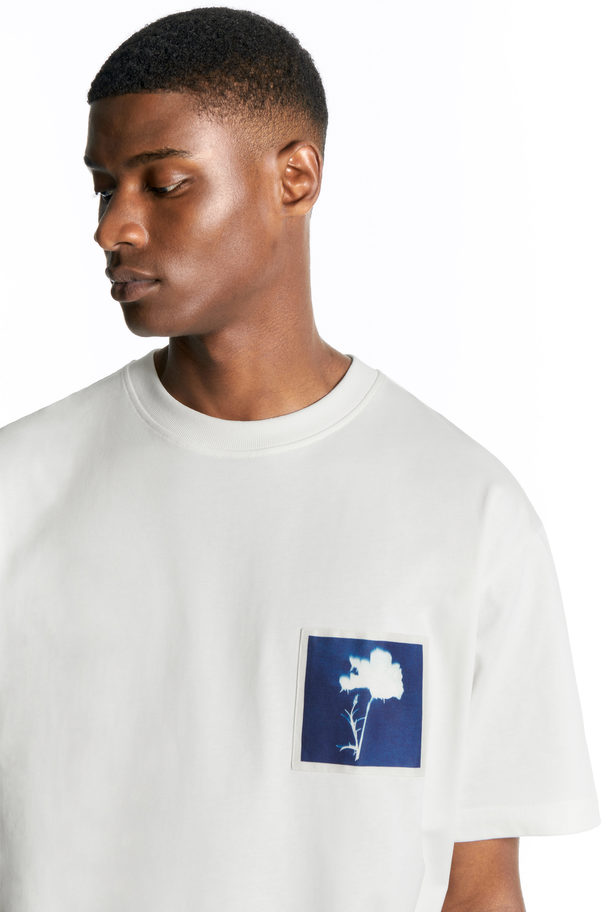 COS OVERSIZED-T-SHIRT MIT ABSTRAKTEM BLUMEN-PRINT WEISS/FLOTRALER PRINT