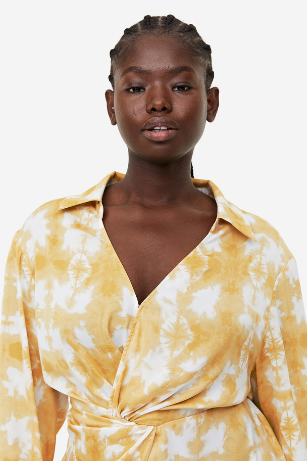 H&M Skjortekjole Med Snoet Detalje Gul/batikmønstret