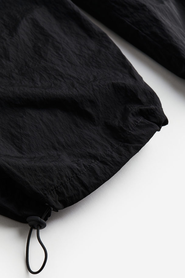 H&M Fallschirmhose aus Nylon in Loose Fit Schwarz
