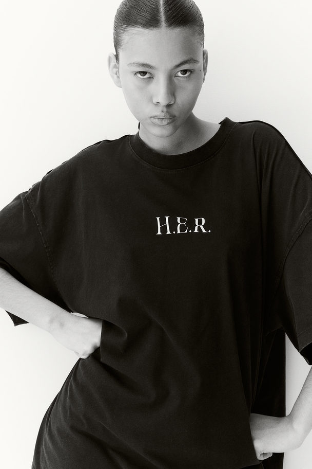 H&M Oversized T-Shirt mit Print Schwarz/H.E.R.