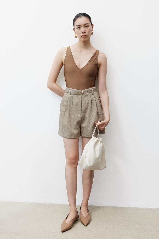 H&M Paperbag-Shorts mit Gürtel Greige