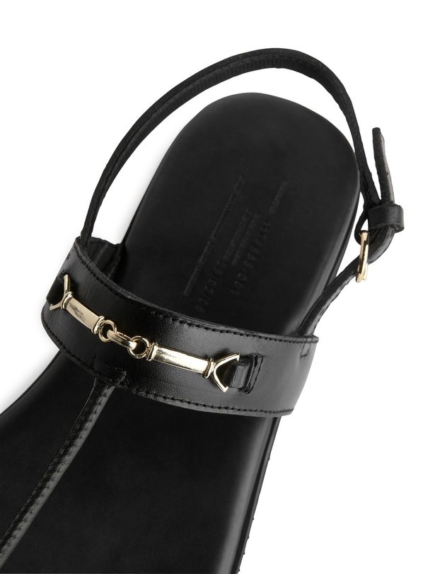 ARKET Zehensteg-Sandalen aus Leder Schwarz