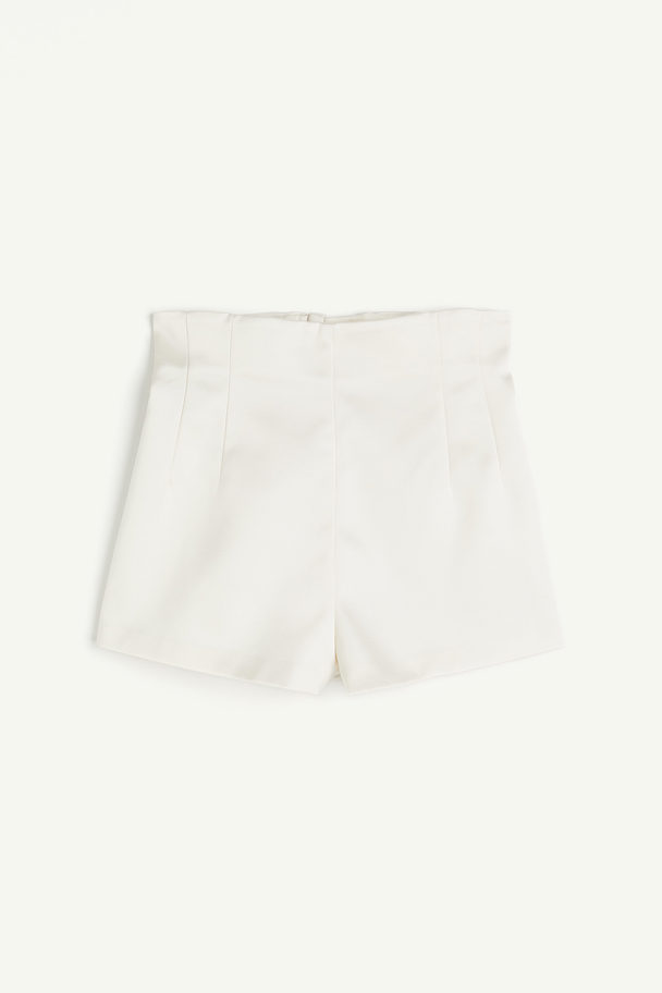 H&M Minishorts aus glänzendem Twill Cremefarben