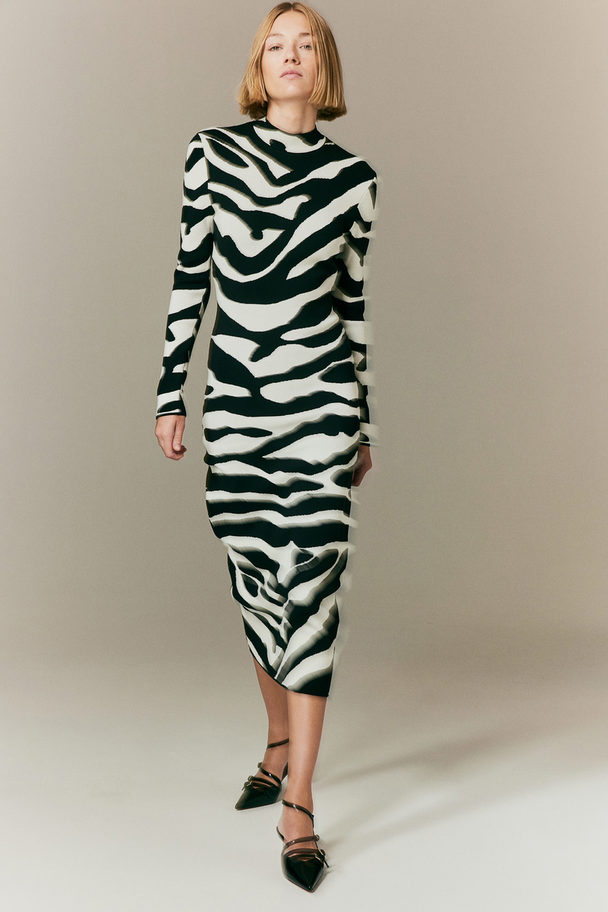 H&M Kleid aus Jacquardstrick Schwarz/Zebraprint
