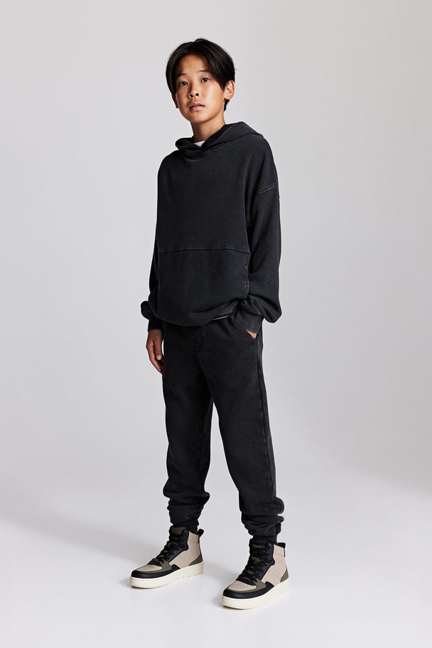 H&M Joggers mit Print Schwarz/Washed out