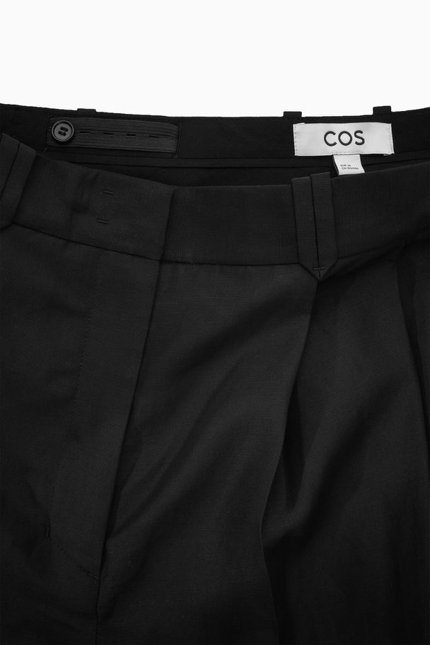 COS Pleated Shorts Black