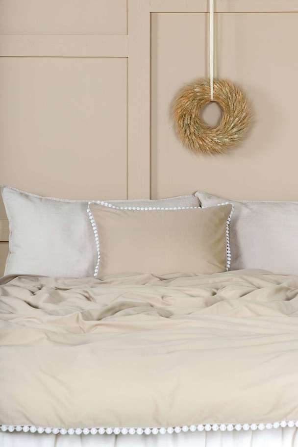 Venture Home Livia Bed Set