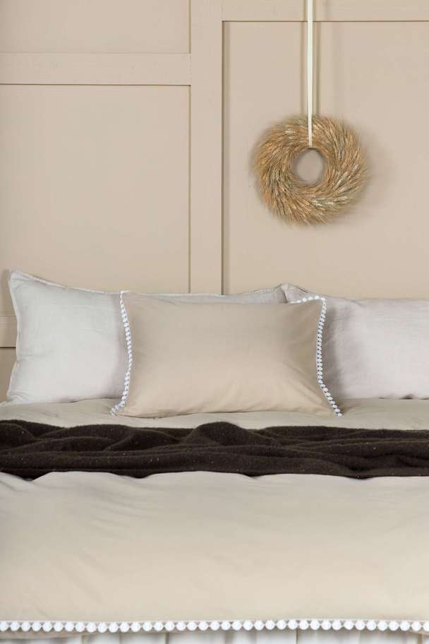 Venture Home Livia Bed Set