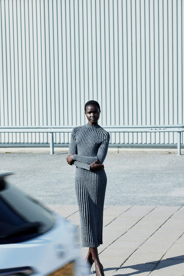 H&M Kleid aus schimmerndem Rippstrick Schwarz/Silberfarben