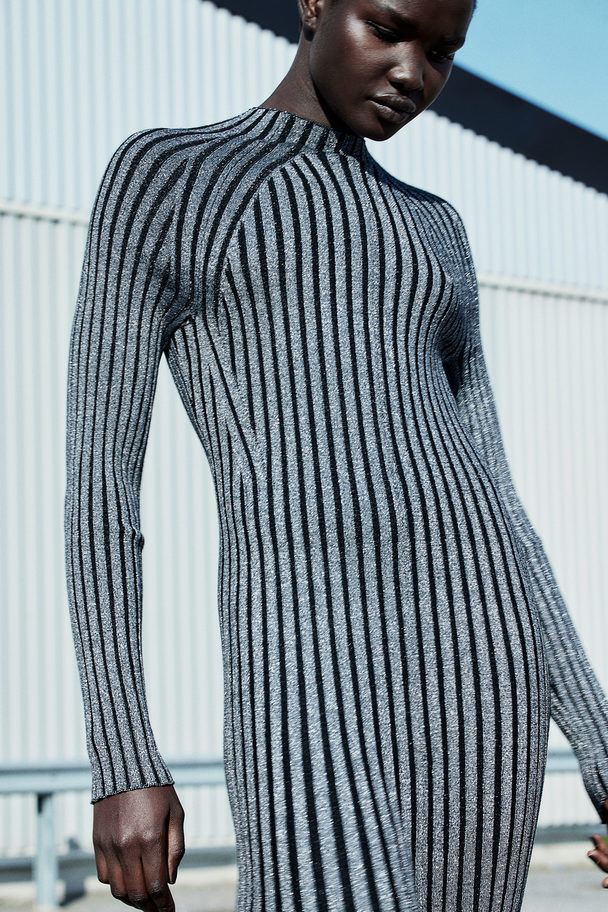 H&M Kleid aus schimmerndem Rippstrick Schwarz/Silberfarben