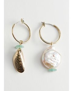 Hoop-Ohrringe mit ungleichen Perlen- und Muschelanhängern Gold