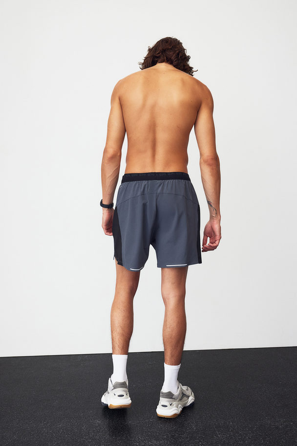 H&M DryMove™ Doppellagige Laufshorts Grau