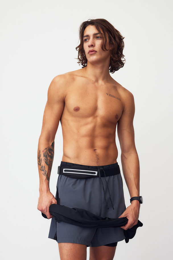 H&M DryMove™ Doppellagige Laufshorts Grau