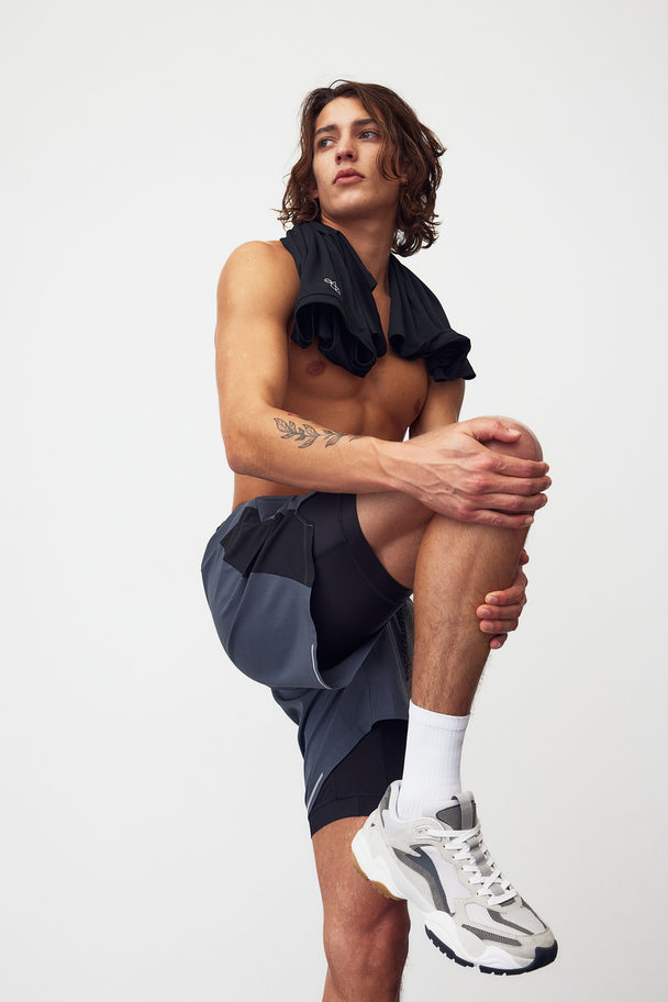 H&M DryMove™ Doppellagige Laufshorts Grau