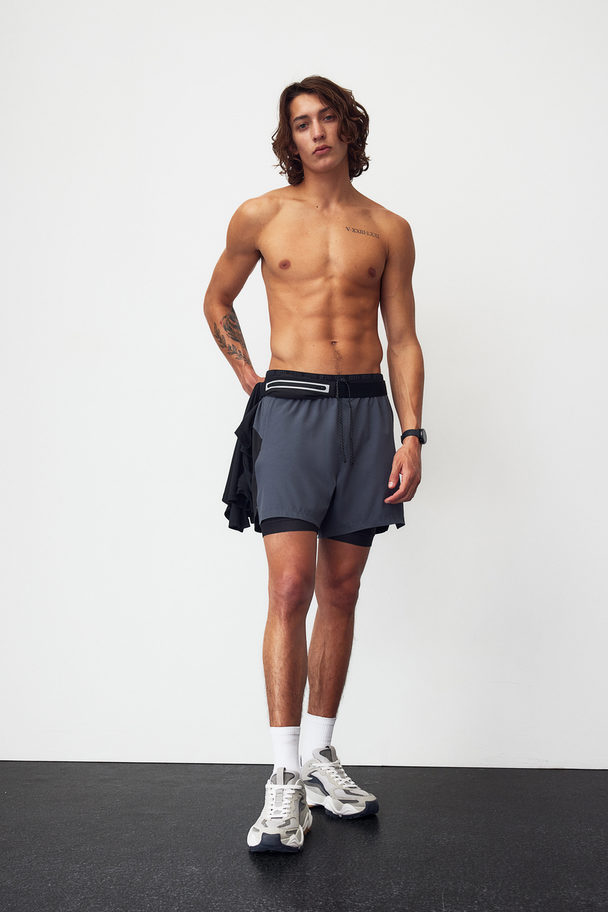 H&M DryMove™ Doppellagige Laufshorts Grau