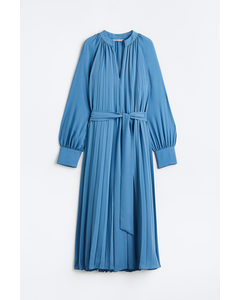 Plissiertes Kleid mit Bindegürtel Blau