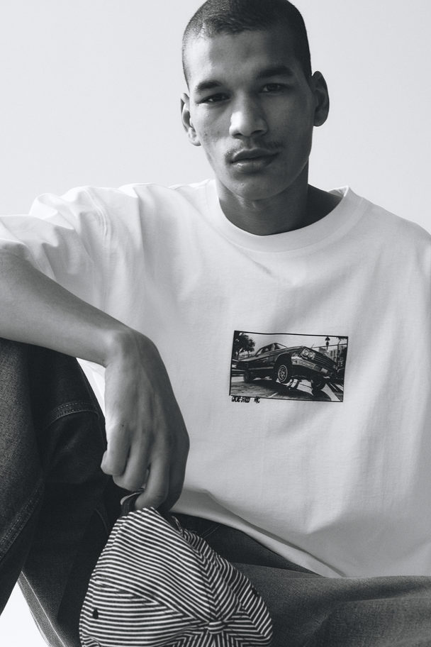 H&M Bedrucktes T-Shirt in Oversized Fit Weiß/Auto
