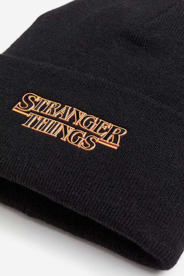 H&M Beanie mit Applikation Schwarz/Stranger Things