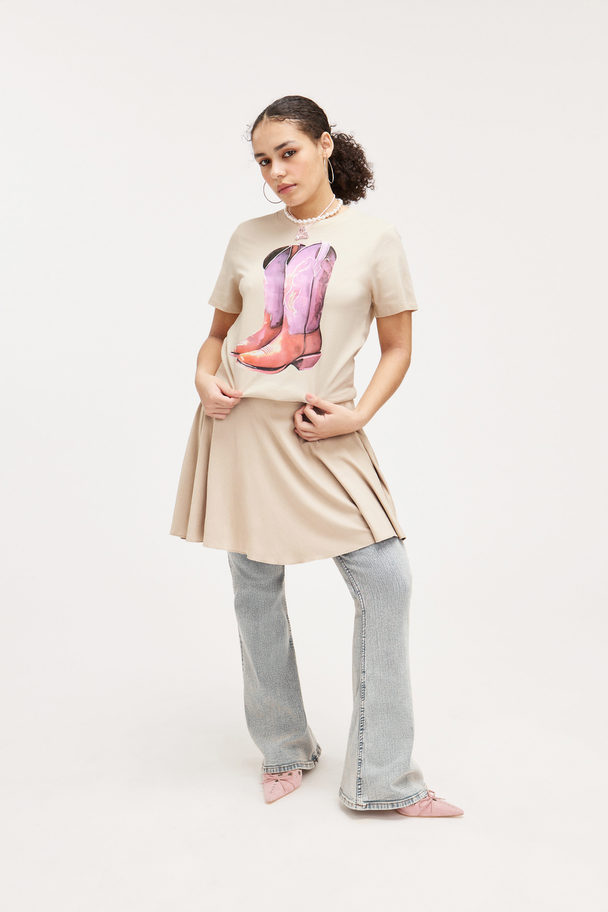 Monki Graphic Printed T-shirt Beige W. Boots