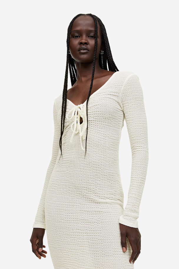 H&M Kleid in Strukturstrick mit Bindedetail Cremefarben