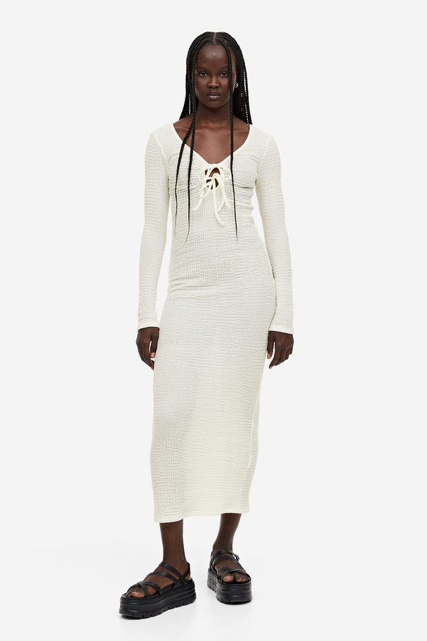 H&M Kleid in Strukturstrick mit Bindedetail Cremefarben