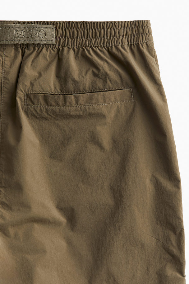 H&M Ultraleichte Sportshorts Khakigrün